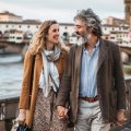 uomo e donna camminano sul Ponte Vecchio di Firenze